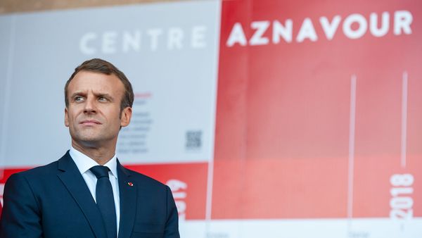 Президент Франции Эмманюэль Макрон в центре Шарля Азнавура (11 октября 2018). Еревaн - Sputnik Արմենիա