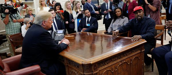 Канье Уэст во время встречи с президентом США Дональдом Трампом в Овальном кабинете Белого дома (11 октября 2018). Вашингтон - Sputnik Армения