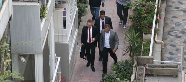 Пастора Эндрю Крейга Брансона сопровождают в его дом в Измире после освобождения (12 октября 2018). Измир - Sputnik Արմենիա