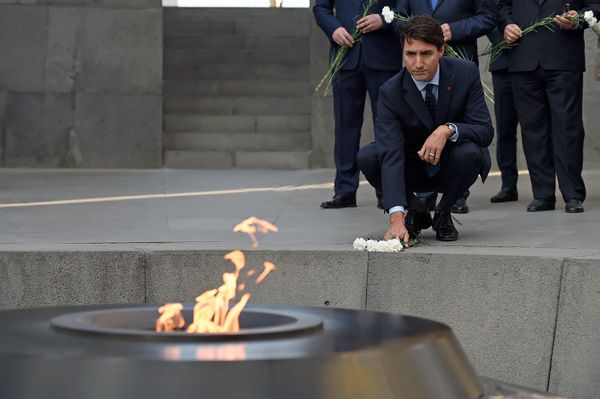 Премьер-министр Канады Джастин Трюдо посетил мемориальный комплекс Цицернакаберд (13 октября 2018). Еревaн - Sputnik Армения