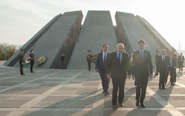 Премьер-министр Канады Джастин Трюдо посетил мемориальный комплекс Цицернакаберд (13 октября 2018). Еревaн - Sputnik Армения