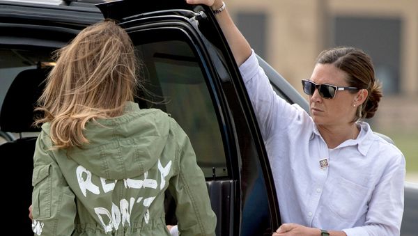 Первая леди Мелания Трамп идет к своему автомобилю после посещения детского центра воспитание новой надежды (21 июня 2018). Макаллен, штат Техас - Sputnik Армения