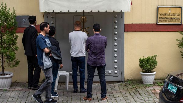 Члены делегации из десятка саудовских чиновников ожидают входа в консульство Саудовской Аравии (13 октября 2018). Стамбул - Sputnik Армения