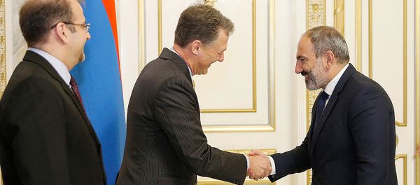 Премьер-министр Армении Никол Пашинян принял заместителя помошника Гос.секретаря США по вопросам Европы и Евразии Джорджа Кента (15 октября 2018). Еревaн - Sputnik Армения