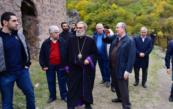 Արմեն և Նունե Սարգսյանները Արցախում մասնակցել են «Բերքի տոն» տոնավաճառին Արմեն և Նունե Սարգսյանները Արցախում մասնակցել են «Բերքի տոն» տոնավաճառին - Sputnik Արմենիա