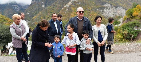 Президент Армен Саркисян на ярмарке «Праздник урожая», посвящённой Дню работника сельского хозяйства (14 октября 2018). Карабах - Sputnik Արմենիա