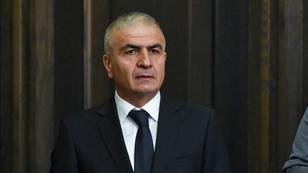 Губернатор Сюника Унан Погосян на заседании Правительства Армении (16 октября 2018). Еревaн Губернатор Сюника Унан Погосян на заседании Правительства Армении (16 октября 2018). Еревaн - Sputnik Армения