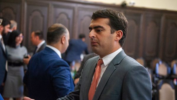 Министр связи, транспорта и ИТ Акоп Аршакян перед началом заседания Правительства Армении (16 октября 2018). Еревaн - Sputnik Արմենիա