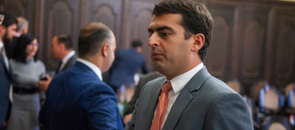 Министр связи, транспорта и ИТ Акоп Аршакян перед началом заседания Правительства Армении (16 октября 2018). Еревaн - Sputnik Армения