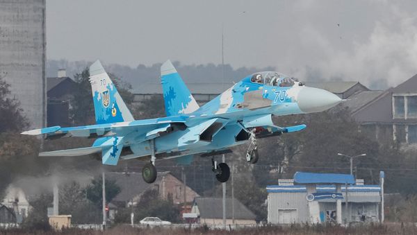 Посадка украинского истребителя Су-27 на авиабазе Старокостянтинов во время многонациональных военных учений Clear Sky 2018 (12 октября 2018). Хмельницкая область - Sputnik Армения