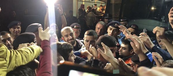 Болельщики приветствуют Юру Мовсесяна после матча против сборной Македонии Болельщики приветствуют Юру Мовсесяна после матча против сборной Македонии - Sputnik Армения