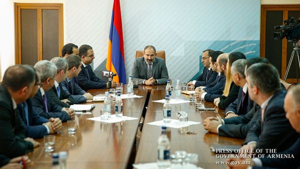 Врио премьер-министра Никол Пашинян представил новоназначенного врио министра экономразвития и инвестиций Тиграна Хачатряна сотрудникам министерства (17 октября 2018). Еревaн - Sputnik Армения