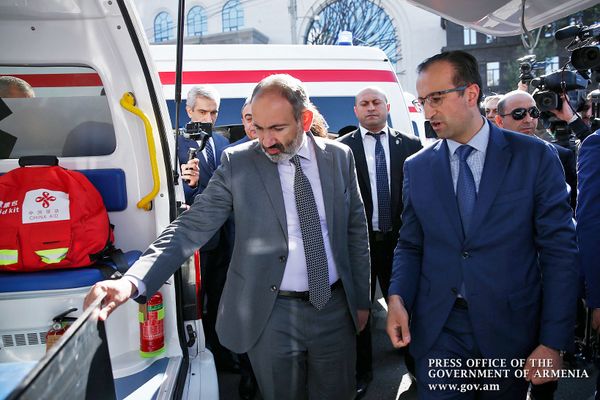 Никол Пашинян с супругой Анной Акопян посетили мероприятие по передаче 200 автомобилей скорой помощи из Китая в дар Армении (17 октября 2018). Еревaн Никол Пашинян с супругой Анной Акопян посетили мероприятие по передаче 200 автомобилей скорой помощи из Китая в дар Армении (17 октября 2018). Еревaн - Sputnik Армения