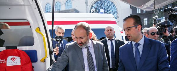 Никол Пашинян с супругой Анной Акопян посетили мероприятие по передаче 200 автомобилей скорой помощи из Китая в дар Армении (17 октября 2018). Еревaн - Sputnik Արմենիա