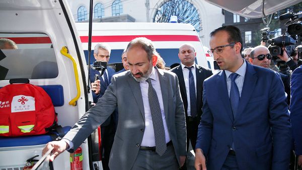 Никол Пашинян с супругой Анной Акопян посетили мероприятие по передаче 200 автомобилей скорой помощи из Китая в дар Армении (17 октября 2018). Еревaн - Sputnik Արմենիա