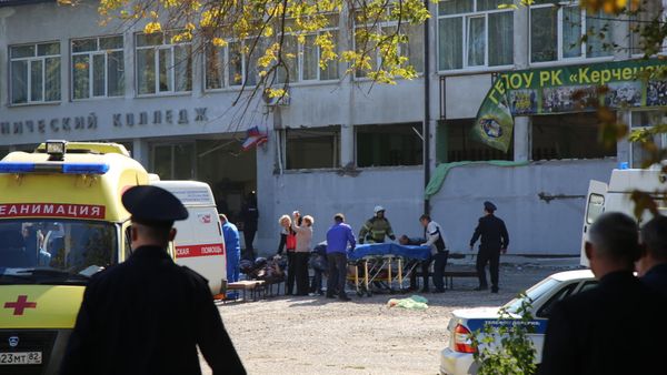 У Политехнического колледжа в Керчи, в котором произошел взрыв. У Политехнического колледжа в Керчи, в котором произошел взрыв. - Sputnik Армения