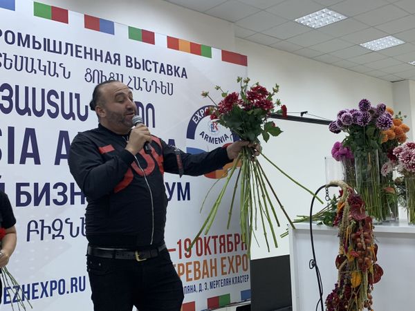 Алла Пугачева сделала ему первую рекламу – армянский флорист откроет школу в Ереване Алла Пугачева сделала ему первую рекламу – армянский флорист откроет школу в Ереване - Sputnik Армения