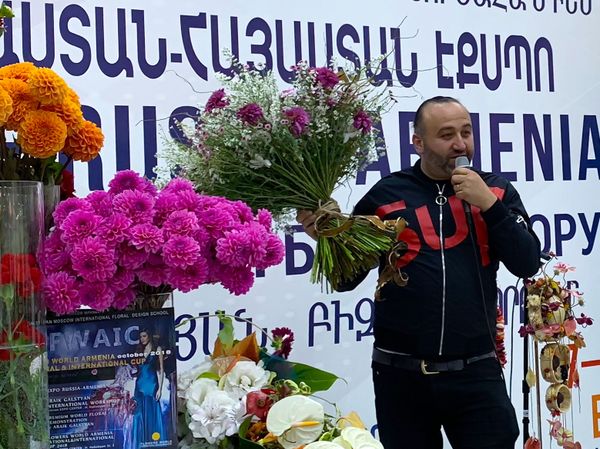 Флорист Араик Галстян во время флористического шоу на полях промышленной выставки Expo Russia-Armenia 2018 (17 октября 2018). Еревaн - Sputnik Արմենիա