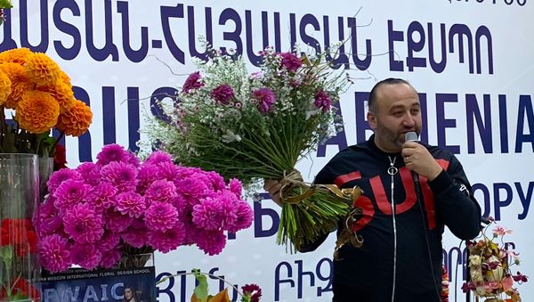 Флорист Араик Галстян во время флористического шоу на полях промышленной выставки Expo Russia-Armenia 2018 (17 октября 2018). Еревaн - Sputnik Армения