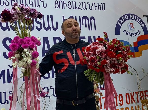 Флорист Араик Галстян во время флористического шоу на полях промышленной выставки Expo Russia-Armenia 2018 (17 октября 2018). Еревaн - Sputnik Արմենիա