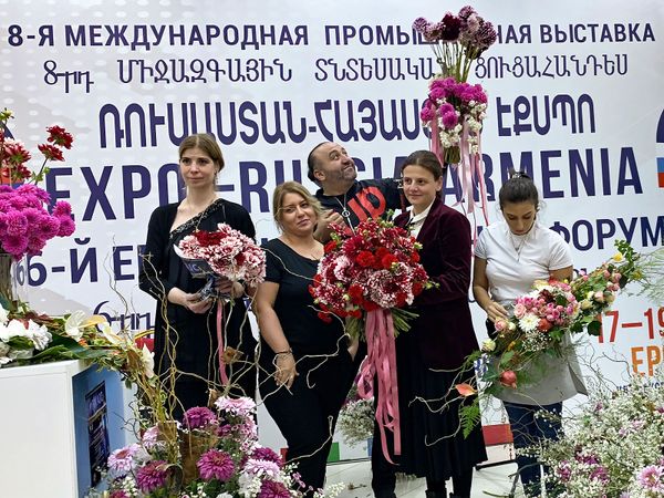 Флорист Араик Галстян во время флористического шоу на полях промышленной выставки Expo Russia-Armenia 2018 (17 октября 2018). Еревaн - Sputnik Արմենիա