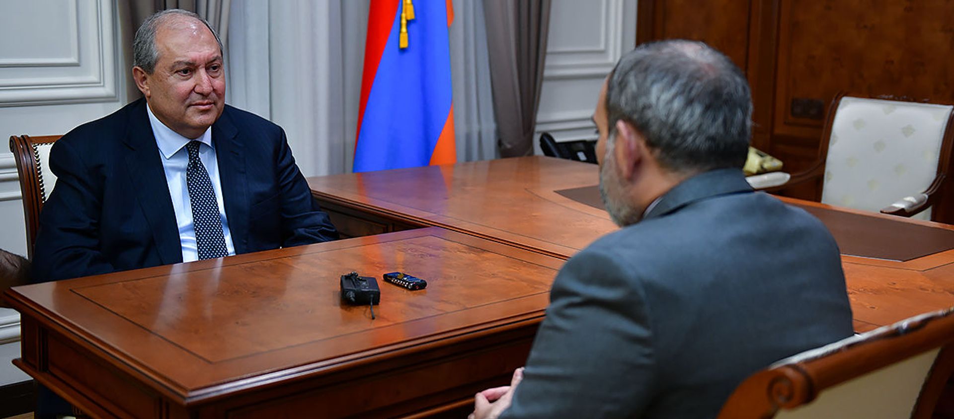 Встреча врио премьер-министра Никола Пашиняна и президента Армена Саркисяна (17 октября 2018). Еревaн - Sputnik Արմենիա, 1920, 26.02.2021