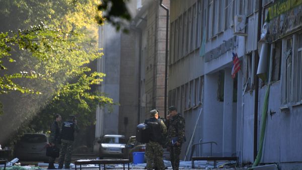 Сотрудники правоохранительных органов у здания Керченского политехнического колледжа (18 октября 2018). Керчь - Sputnik Армения