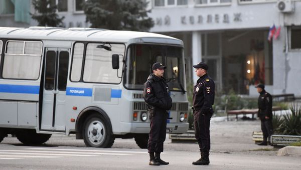 Сотрудники правоохранительных органов у здания Керченского политехнического колледжа (18 октября 2018). Керчь - Sputnik Армения