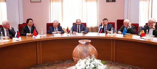 Врио премьер-министра Никол Пашинян принял участие на церемонии 75-летия Нац.Академии Армении (18 октября 2018). Еревaн - Sputnik Արմենիա