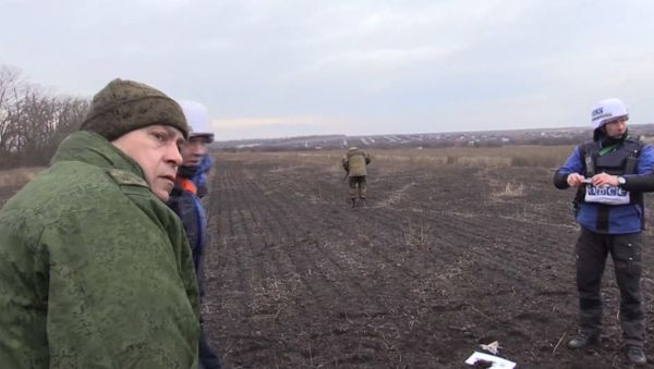СПУТНИК_Наблюдатели ОБСЕ пригибались под пулями во время обстрела под Донецком - Sputnik Армения