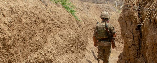Армянский военнослужащий на боевой позиции Армянский военнослужащий на боевой позиции - Sputnik Армения