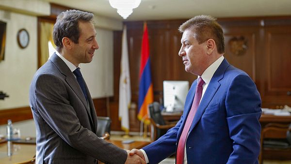 Мэр Еревана Айк Марутян встретился с министром правительства Москвы, руководителем департамента социальной защиты населения Владимиром Петросяном (20 октября 2018). Еревaн - Sputnik Արմենիա