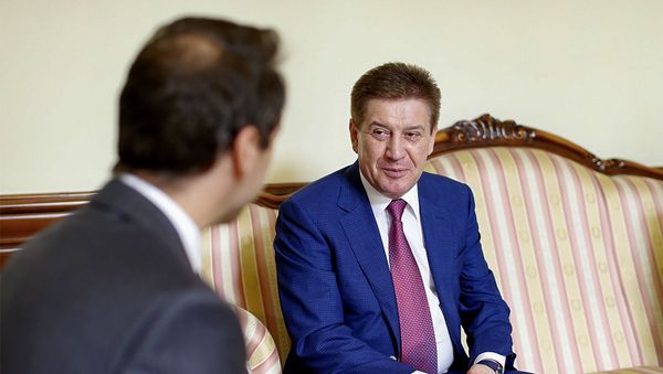 Министр правительства Москвы, руководитель департамента социальной защиты населения Владимир Петросян на встрече с мэром Еревaна Айком Марутяном (20 октября 2018). Еревaн - Sputnik Армения
