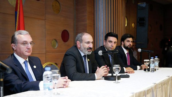 И.о премьер-министра Армении Никола Пашиняна встретился с представителями армянской общины (20 октября 2018). Ливан И.о премьер-министра Армении Никола Пашиняна встретился с представителями армянской общины (20 октября 2018). Ливан - Sputnik Армения