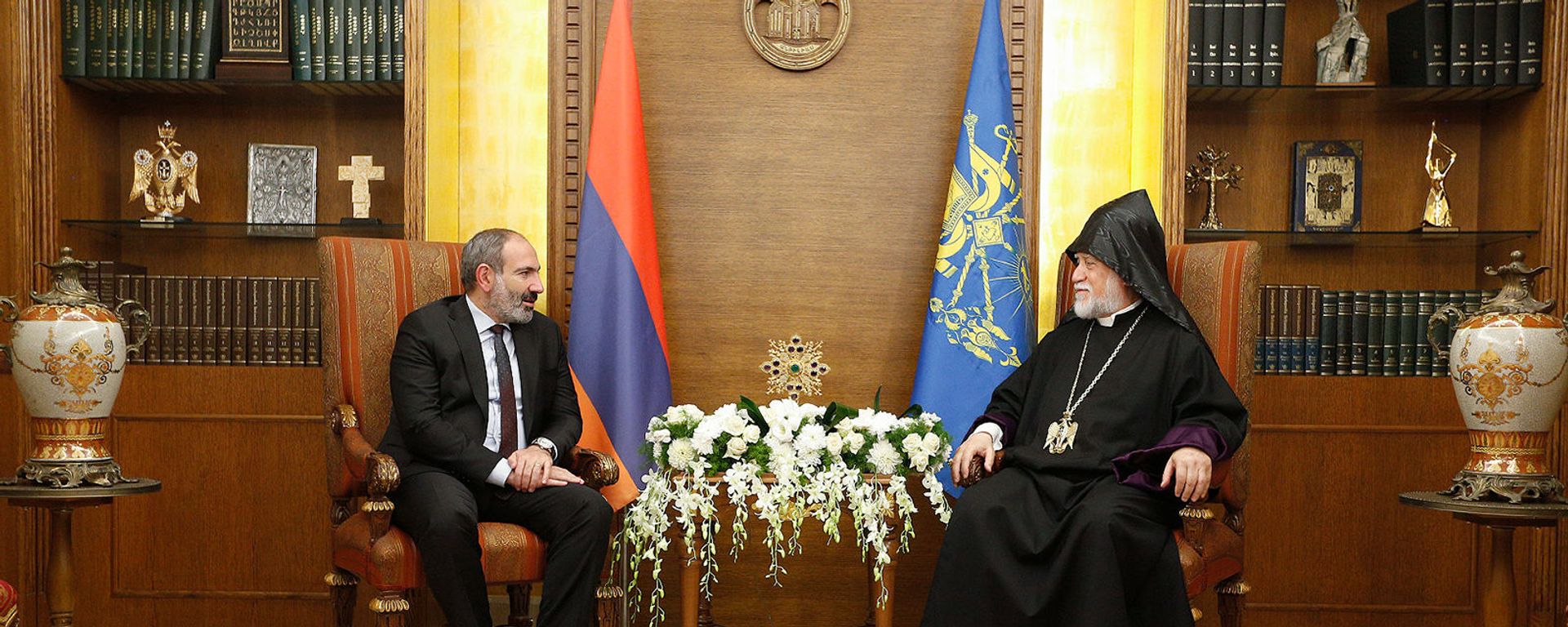 Врио премьер-министра Армении Никол Пашинян встретился с Католикосом Великого Дома Киликийского Арамом Первым (21 октября 2018). Антелия, Ливан - Sputnik Արմենիա, 1920, 09.08.2021