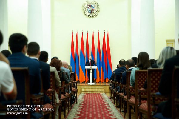 Блата больше нет: Пашинян вручил награды в IT-сфере студентам и школьникам - Sputnik Армения
