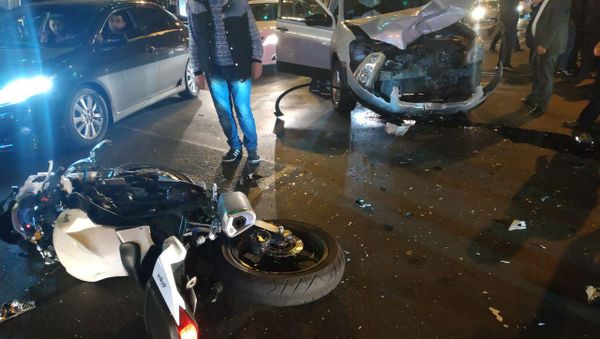 ДТП с участием мотоцикла на перекрестке улиц Амиряна и Закяна (23 октября 2018). Еревaн - Sputnik Армения