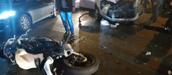 ДТП с участием мотоцикла на перекрестке улиц Амиряна и Закяна (23 октября 2018). Еревaн - Sputnik Армения