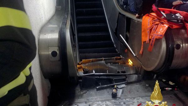 Поврежденная часть подземного эскалатора, из-за которого некоторые из болельщиков ЦСКА Москвы получили ранения (23 октября 2018). Рим - Sputnik Армения
