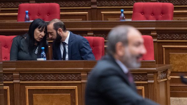 Врио первого вице-премьера Арарат Мирзоян и депутат от фракции Царукян Наира Зограбян на внеочередном заседании Парламента Армении (24 октября 2018). Еревaн - Sputnik Армения
