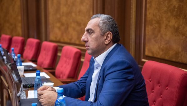 Депутат Самвел Алексанян на внеочередном заседании Парламента Армении (24 октября 2018). Еревaн - Sputnik Армения