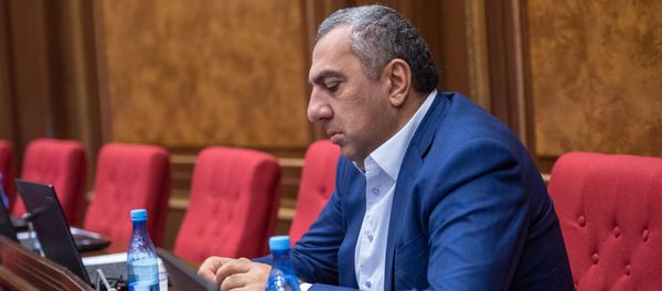 Депутат Самвел Алексанян на внеочередном заседании Парламента Армении (24 октября 2018). Еревaн Депутат Самвел Алексанян на внеочередном заседании Парламента Армении (24 октября 2018). Еревaн - Sputnik Армения