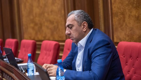 Депутат Самвел Алексанян на внеочередном заседании Парламента Армении (24 октября 2018). Еревaн Депутат Самвел Алексанян на внеочередном заседании Парламента Армении (24 октября 2018). Еревaн - Sputnik Армения