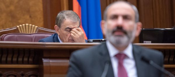 Спикер Парламента Ара Баблоян на внеочередном заседании Парламента Армении (24 октября 2018). Еревaн Спикер Парламента Ара Баблоян на внеочередном заседании Парламента Армении (24 октября 2018). Еревaн - Sputnik Армения