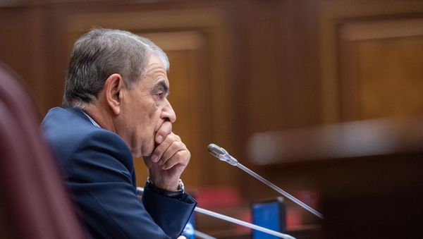 Спикер Парламента Ара Баблоян на внеочередном заседании Парламента Армении (24 октября 2018). Еревaн - Sputnik Армения