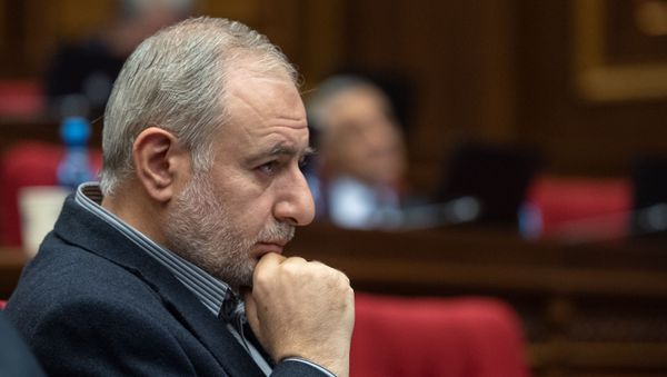 Депутат Арарат Зурабян на внеочередном заседании Парламента Армении (24 октября 2018). Еревaн - Sputnik Армения