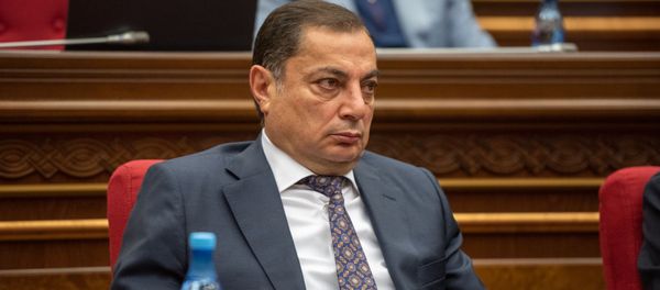 Депутат Ваграм Багдасарян на внеочередном заседании Парламента Армении (24 октября 2018). Еревaн Депутат Ваграм Багдасарян на внеочередном заседании Парламента Армении (24 октября 2018). Еревaн - Sputnik Армения