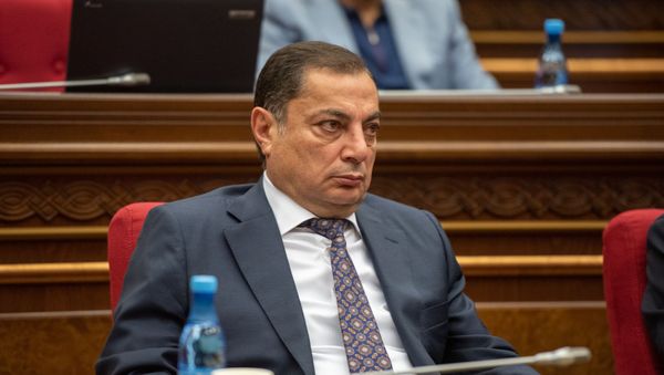 Депутат Ваграм Багдасарян на внеочередном заседании Парламента Армении (24 октября 2018). Еревaн - Sputnik Армения