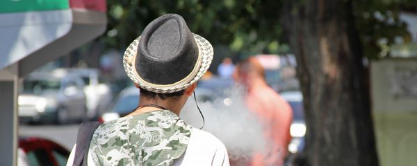 Курильщик на улице Амиряна - Sputnik Армения
