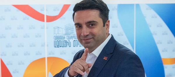 Депутат Ален Симонян на внеочередном заседании Парламента Армении (24 октября 2018). Еревaн Депутат Ален Симонян на внеочередном заседании Парламента Армении (24 октября 2018). Еревaн - Sputnik Армения
